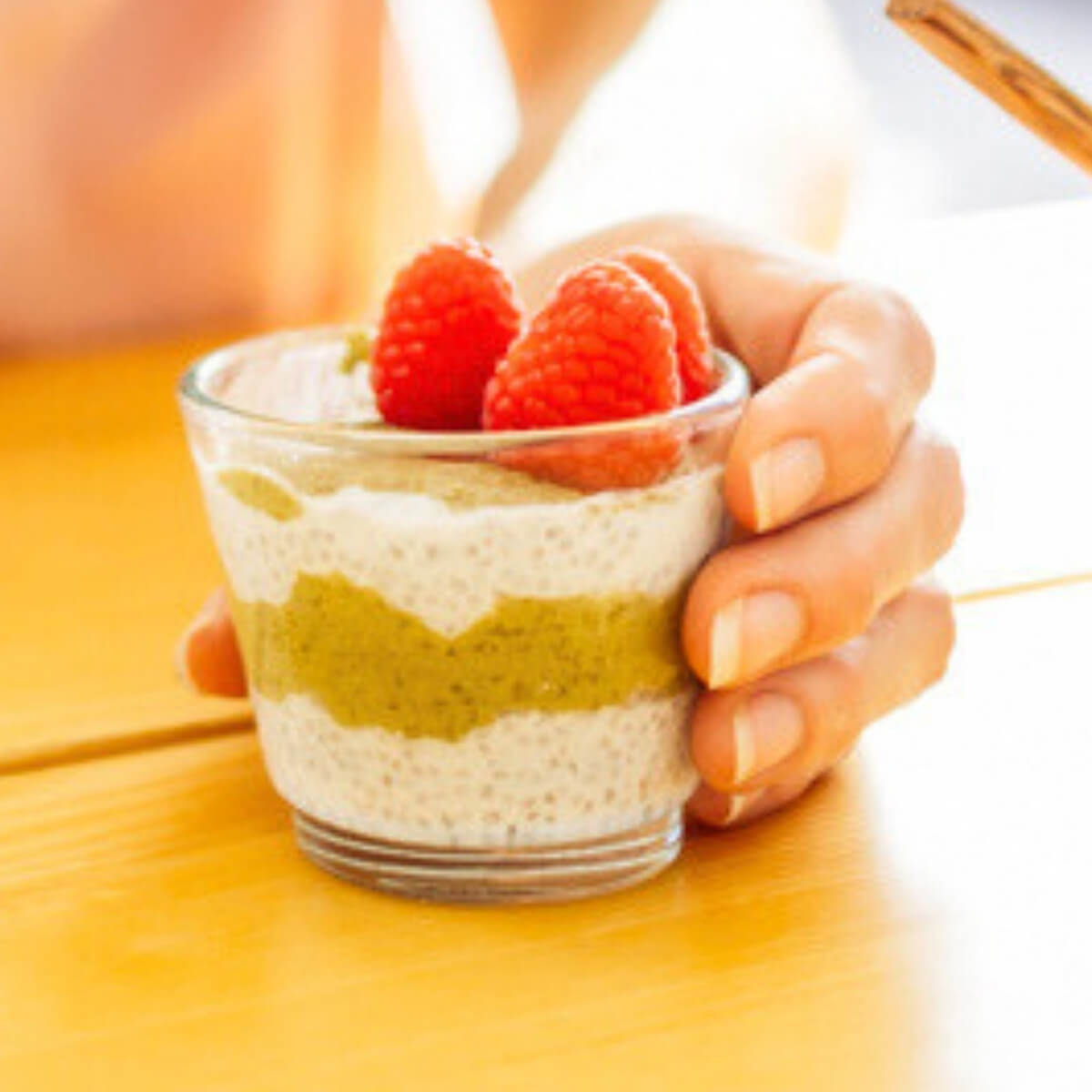 Geschichteter Chia-Pudding mit fruchtiger Ananas-Matcha-Smoothie-Bowl von Nucosy