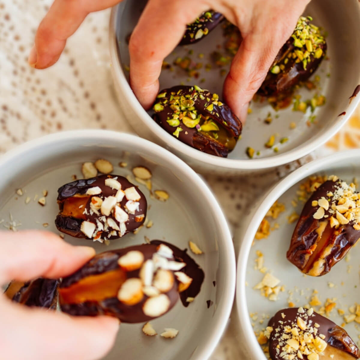 Datteln mit cremiger Nussmus-Füllung, dekorativ angerichtet als gesunder Snack