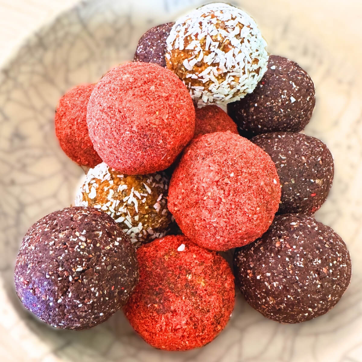 Energy Balls mit Datteln, Nüssen und Superfoods