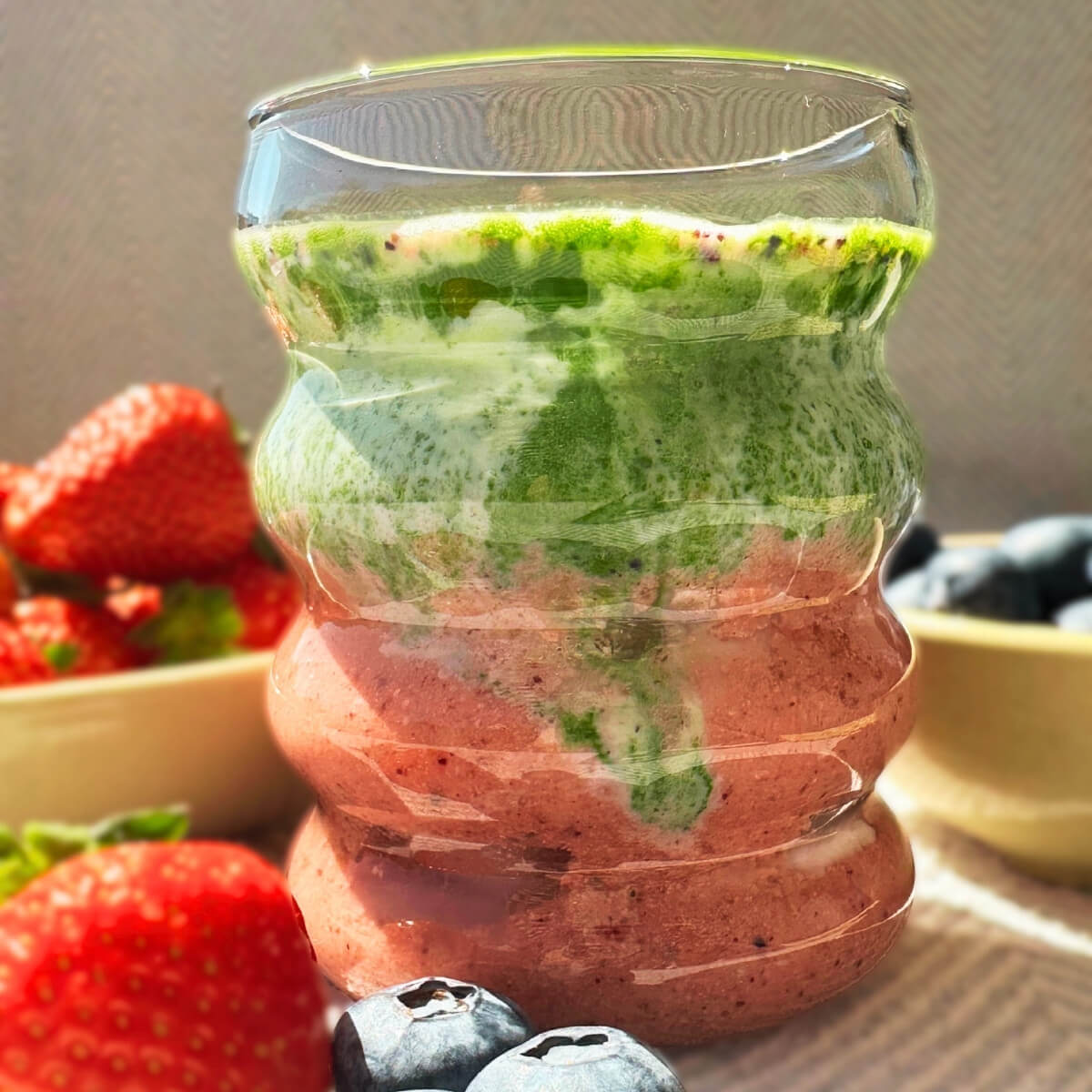 Geschichteter Chia-Pudding mit fruchtiger Ananas-Matcha-Smoothie-Bowl von Nucosy