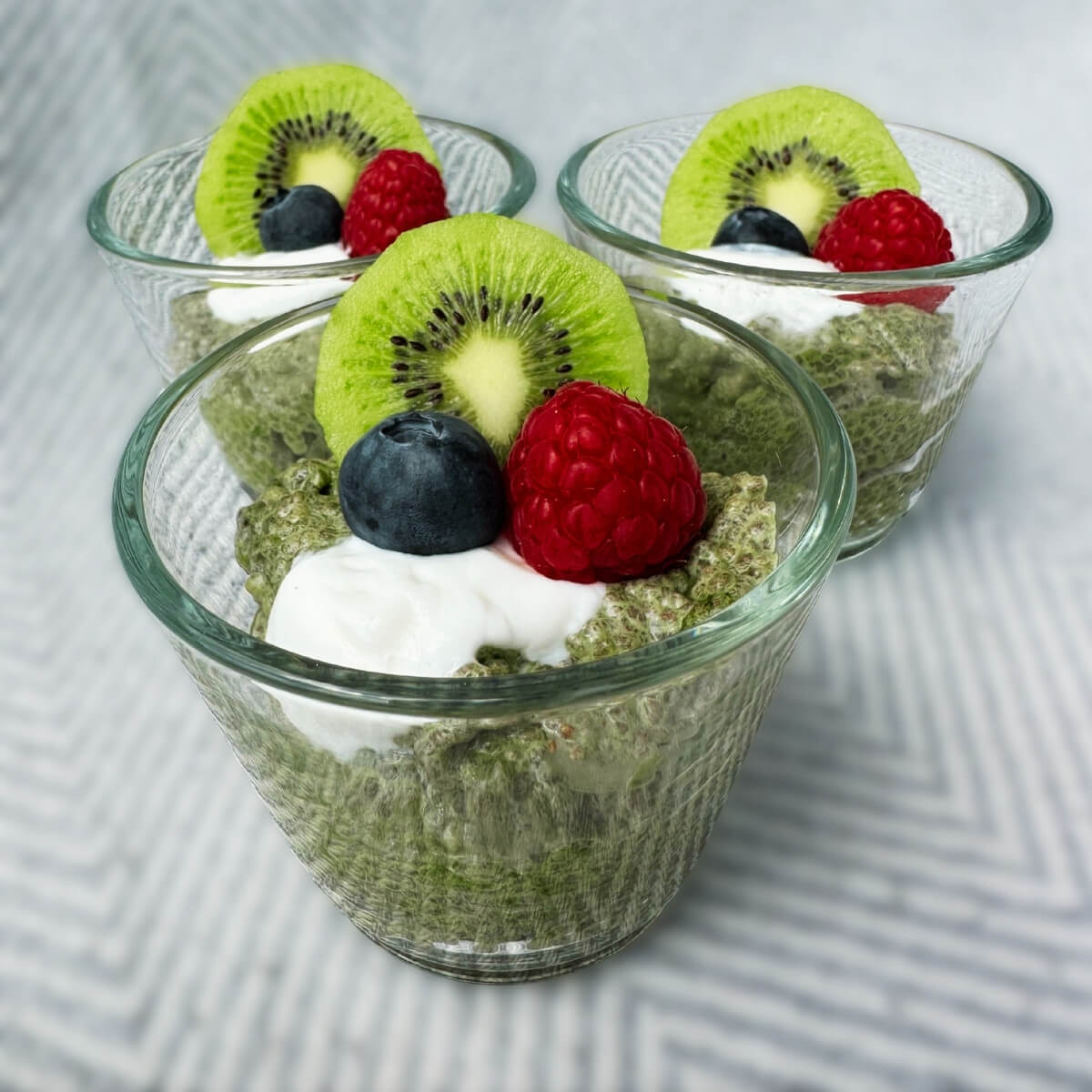 Cremiger Matcha Chia Pudding im Glas angerichtet