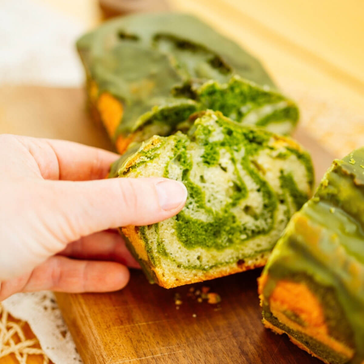 Saftiger Marmorkuchen mit grünem Matcha-Swirl