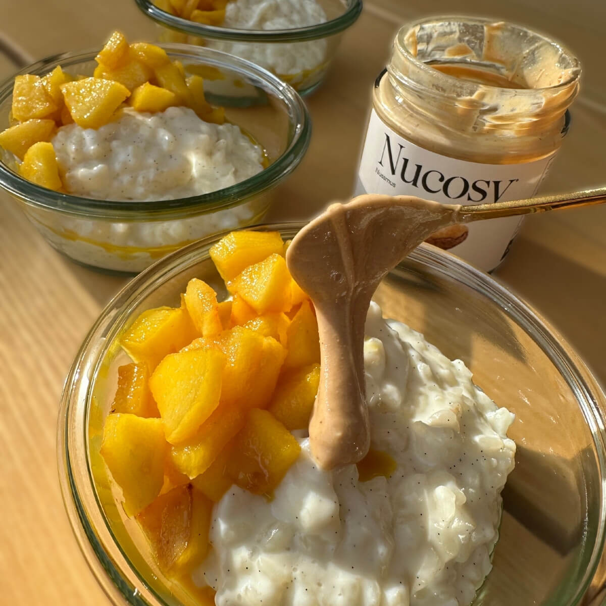 Cremiger Milchreis mit Cashewmus-Topping und karamellisierten Apfelscheiben