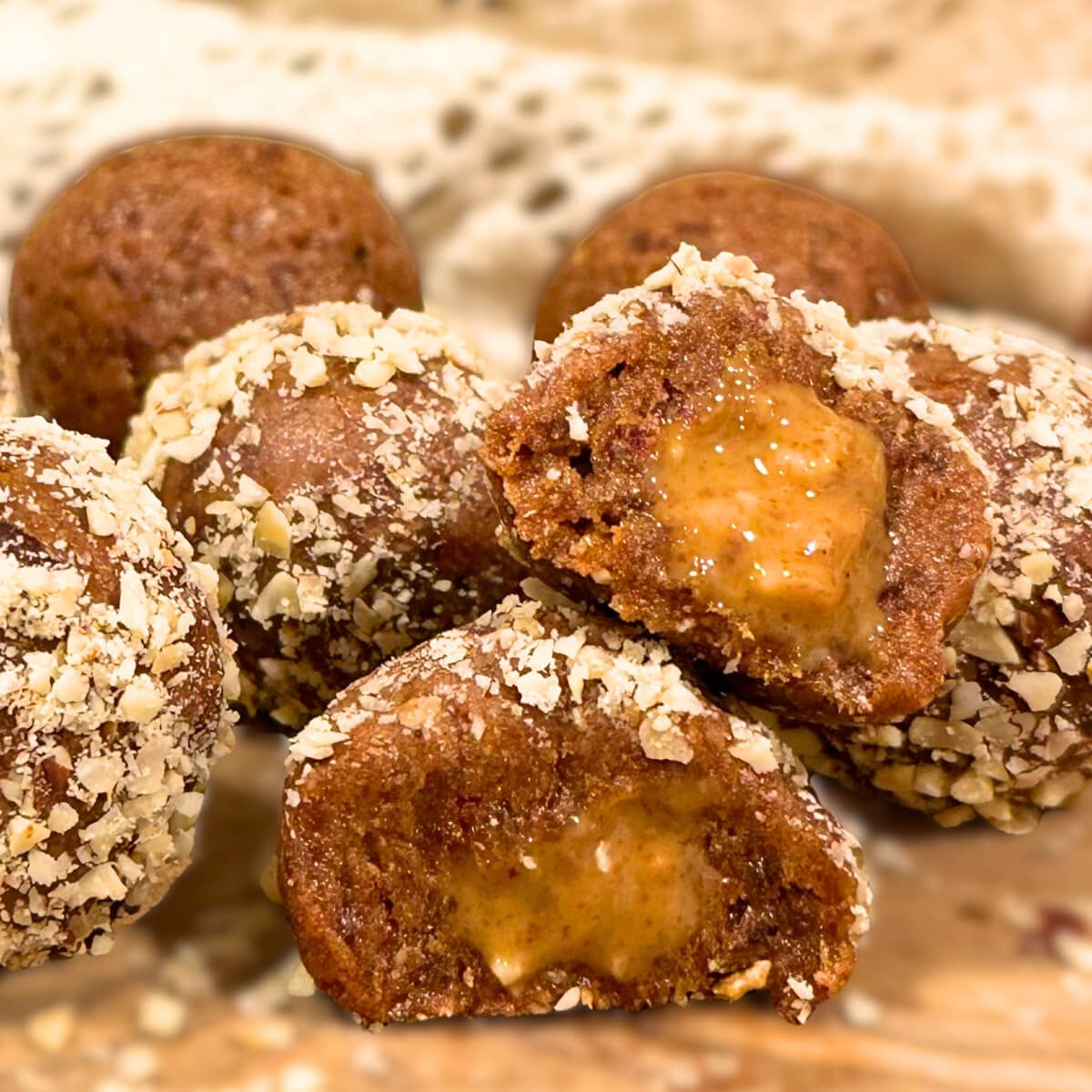 Cremige Erdnuss-Energy-Balls mit Datteln