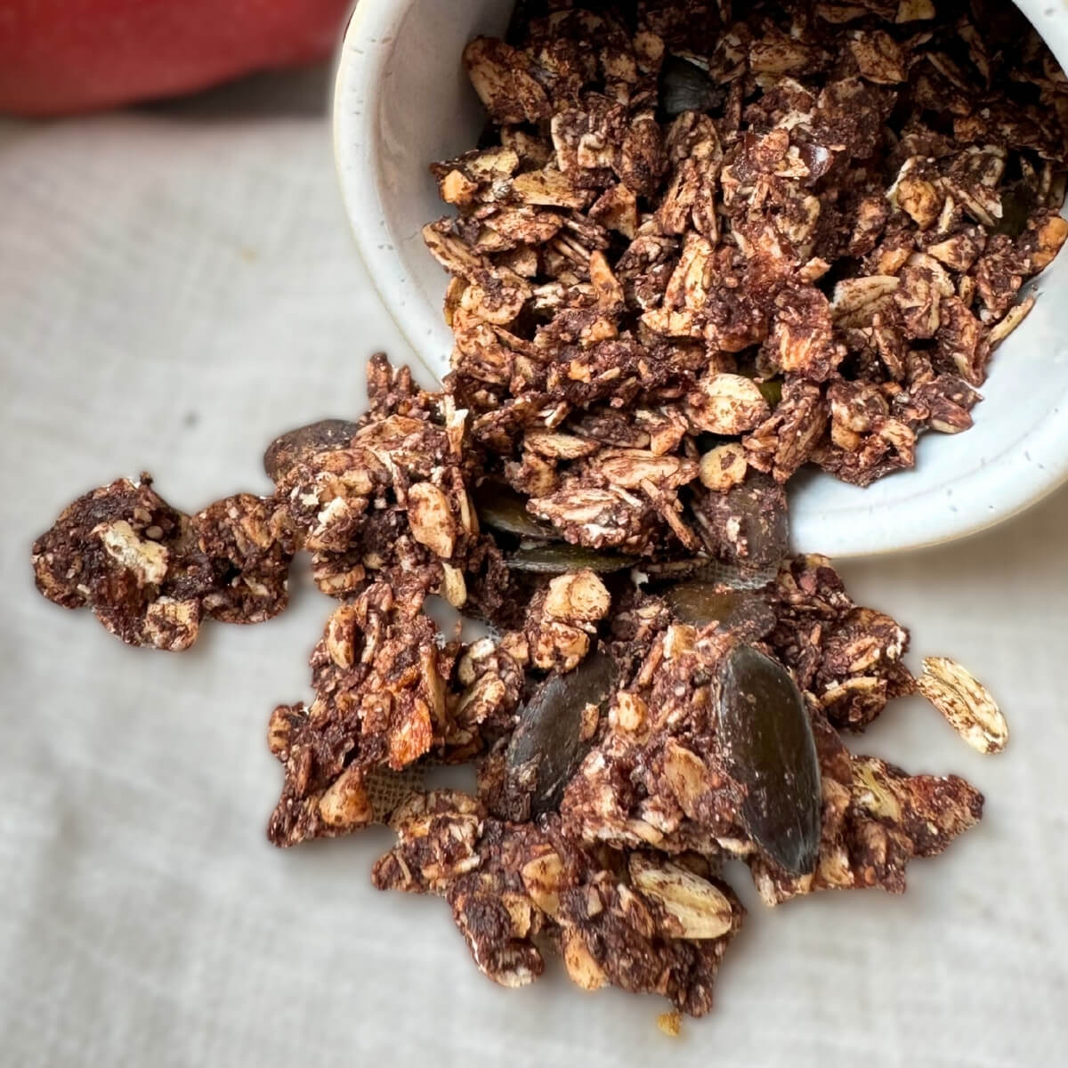 Hausgemachtes Schoko-Granola mit Nüssen und Kürbiskernen