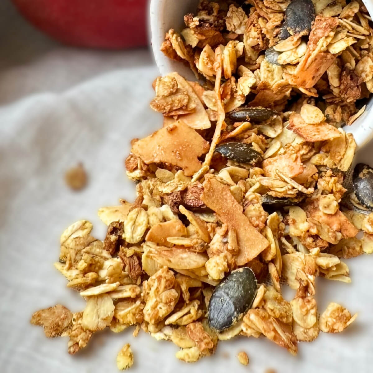 Knuspriges Granola mit tropischen Früchten wie Ananas und Kokos