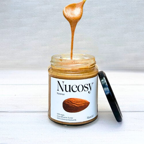 Feines Mandelmus von Nucosy im Glas – cremig gerührt, pur und natürlich.