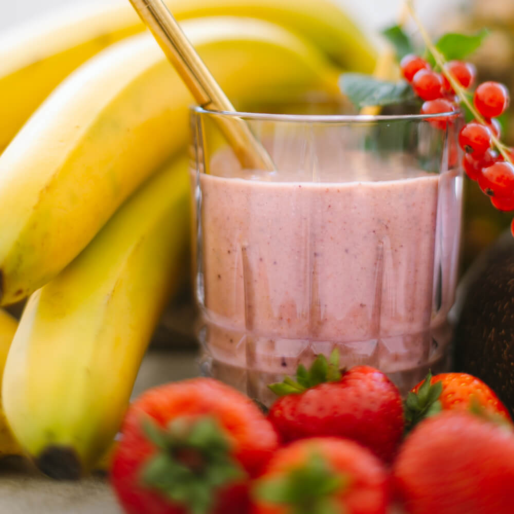 Klassiker neu gedacht: Veganer Shake mit Erdbeere-Banane-Geschmack – natürlich süß & sättigend