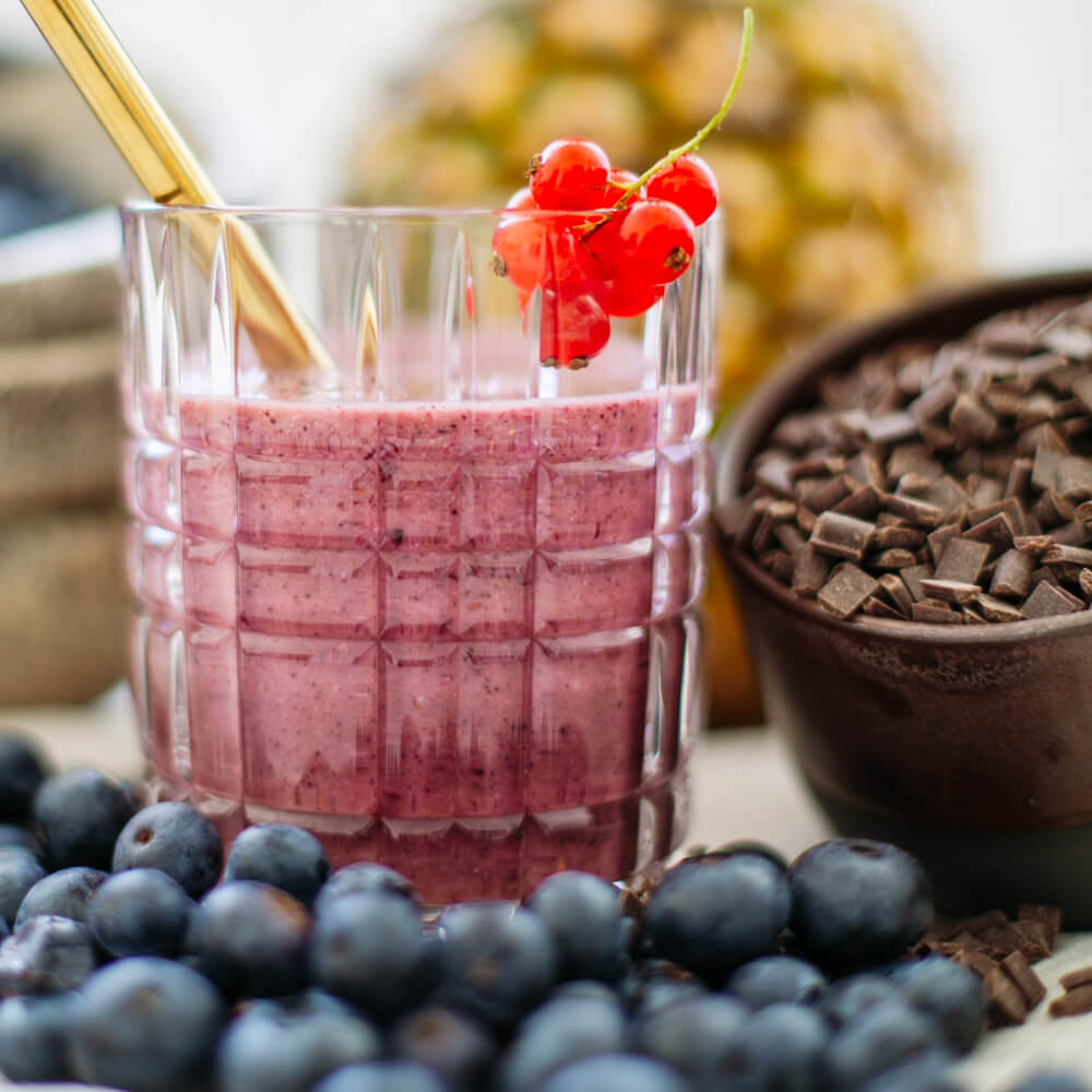 Fruchtig-schokoladiger Shake mit Blaubeeren und rohem Kakao – perfekt als Snack oder auch Dessert