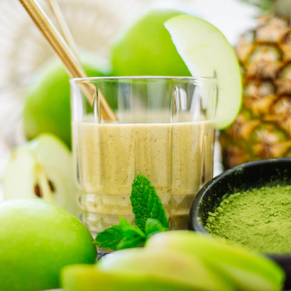 Fruchtiger Nucosy Shake mit Ananas und belebendem Matcha – cremig, grün und erfrischend