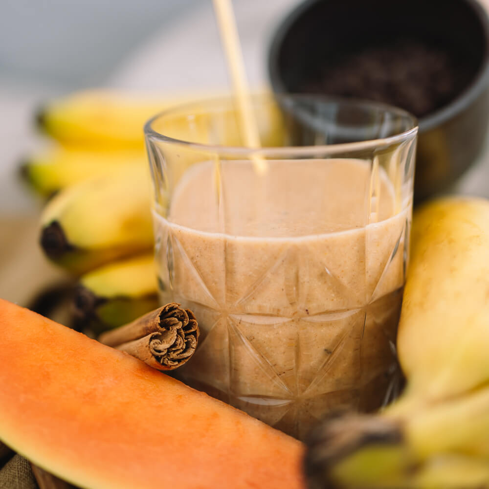 Proteinreicher Shake mit intensivem Haselnussgeschmack – vegan, sättigend und natürlich.