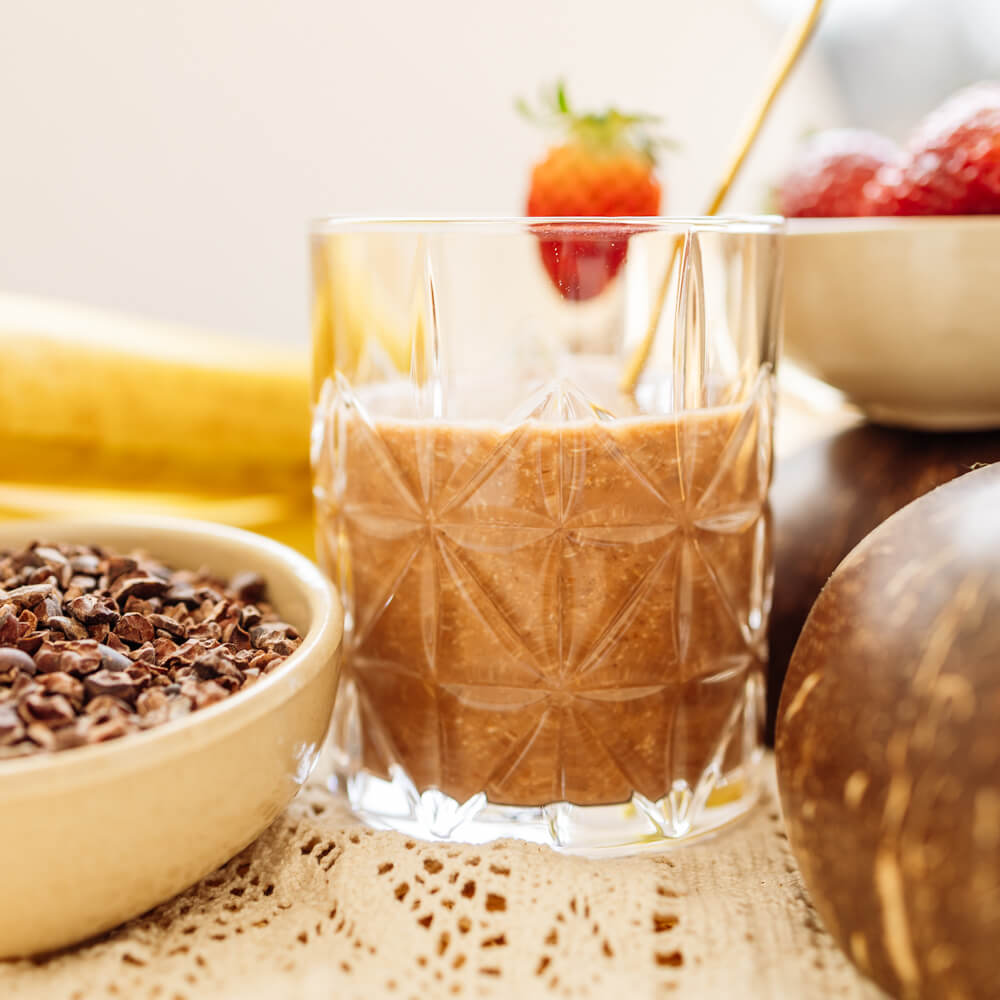 Veganer Kakao-Kokos-Shake mit cremiger Textur und schokoladigem Geschmack – ohne Zuckerzusatz
