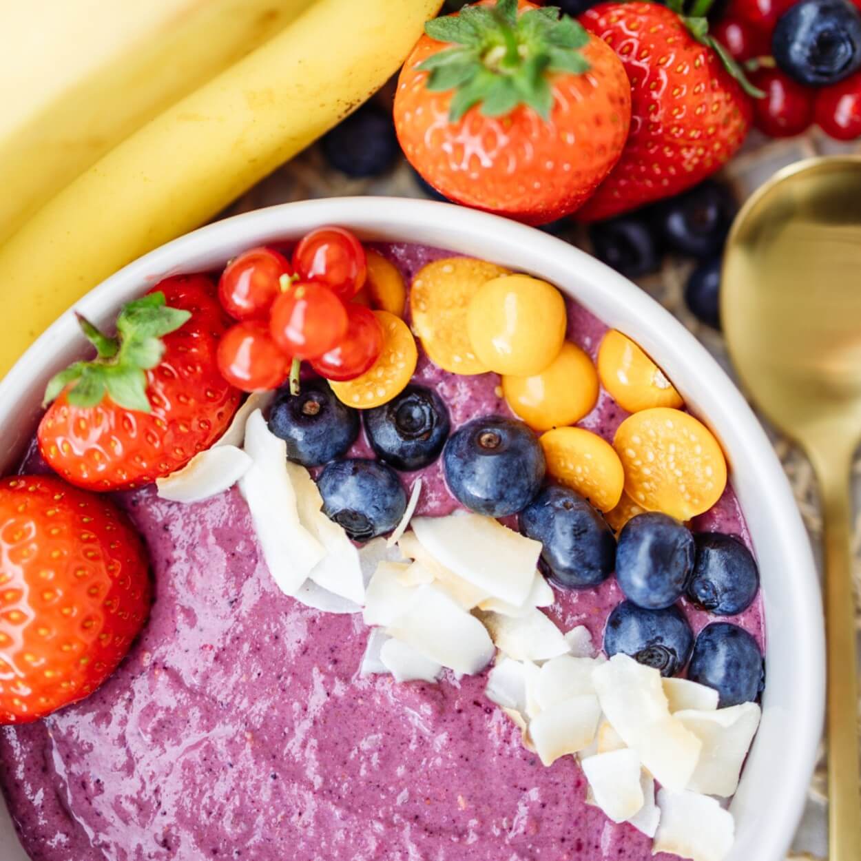 Veganer Beerenmix mit Erdbeere, Himbeere & Heidelbeere – reich an Antioxidantien.