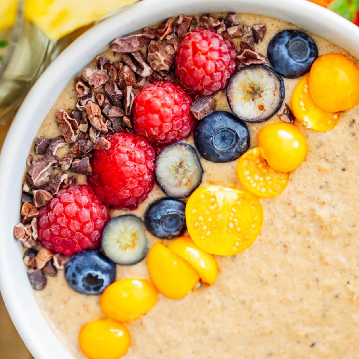 Cremige Smoothie Bowl mit Haselnuss und pflanzlichem Protein – vegan, sättigend und perfekt für den Muskelaufbau.