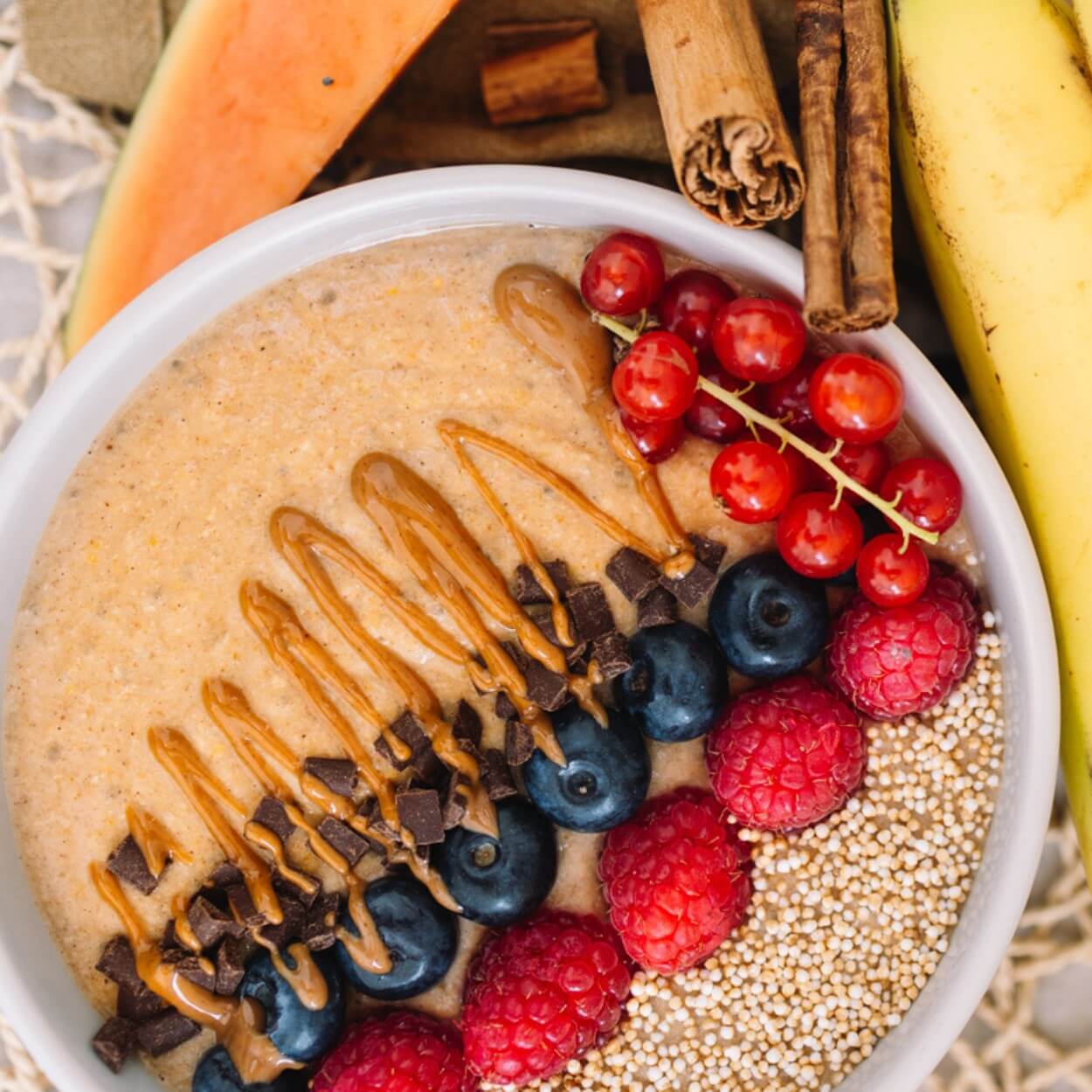 Smoothie Bowl mit Haselnuss und Zimt – süß, gesund und sättigend.