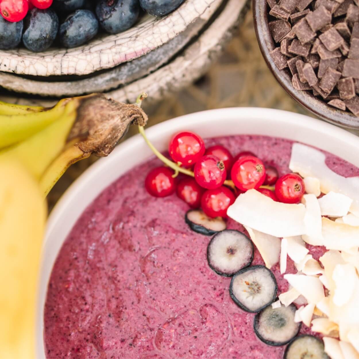 Cremige Bowl mit Heidelbeeren und knackigen Kakaonibs – Superfood-Frühstück für deinen Energieboost.
